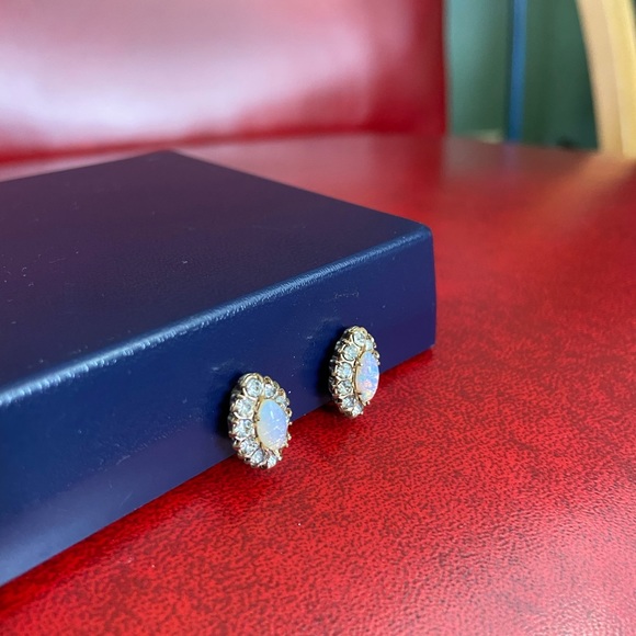 Vintage Vargas Rhinestone & Opal screw back earrings Gold Tone Prong Set Stones - Picture 6 of 7